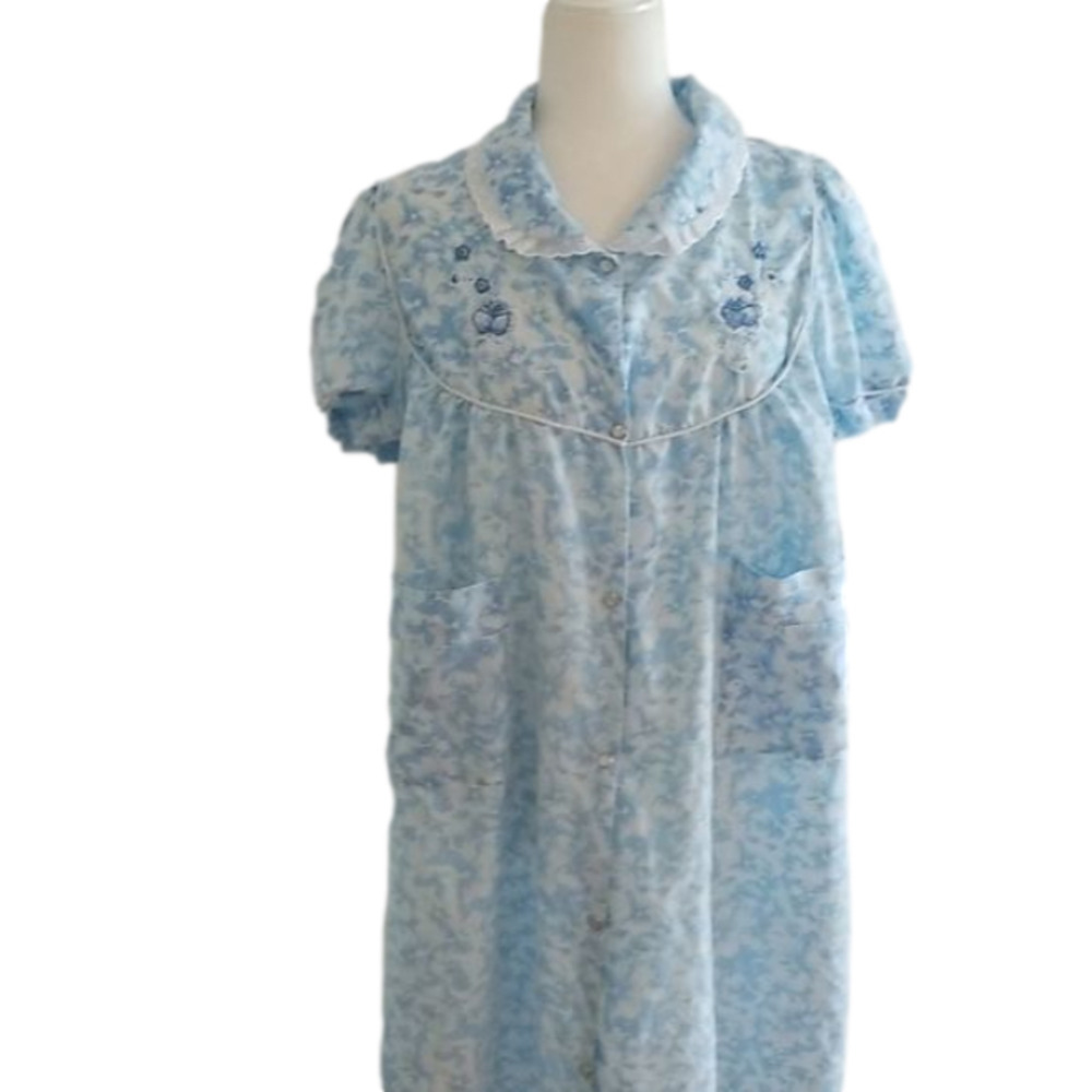 𝅺VINTAGE Women’s House Coat, Lati Fashion, cotton blend, size large, blue floral